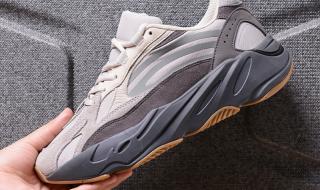 YEEZY700V2 YEEZY700V2