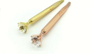 英议员夺走女王权杖